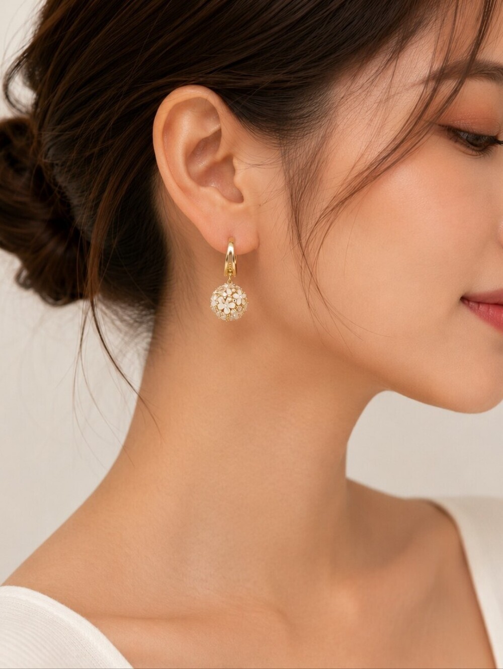 NEW White Mini Flowers And Rhinestone Ball Earrings Stainless Steel